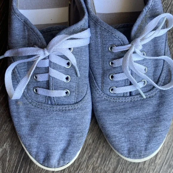 Gray and white flat sneakers shoes - Picture 3 of 17